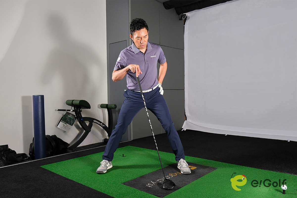 股関節が使えないとヒザや肩が動いて、軸が左右にブレてしまう。そのため、飛距離と方向性を損なうばかりか、体に負担がかかってけがにつながる恐れもある