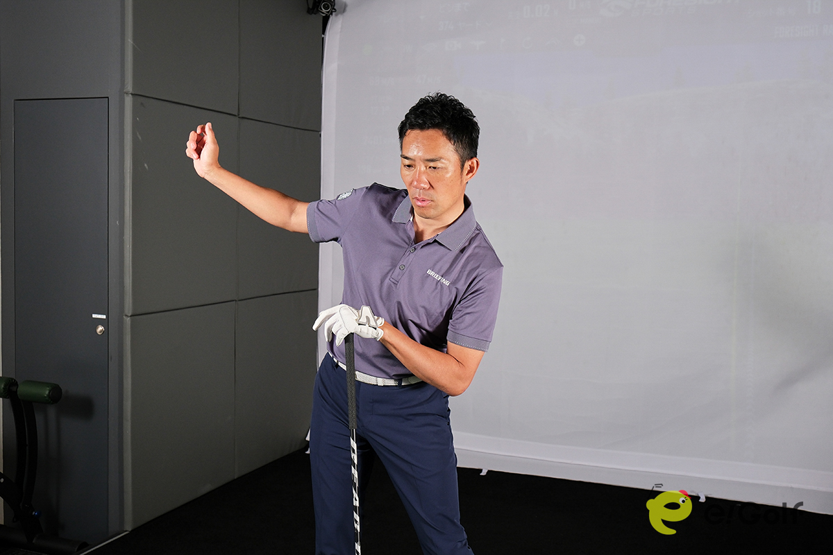 股関節が使えないとヒザや肩が動いて、軸が左右にブレてしまう。そのため、飛距離と方向性を損なうばかりか、体に負担がかかってけがにつながる恐れもある