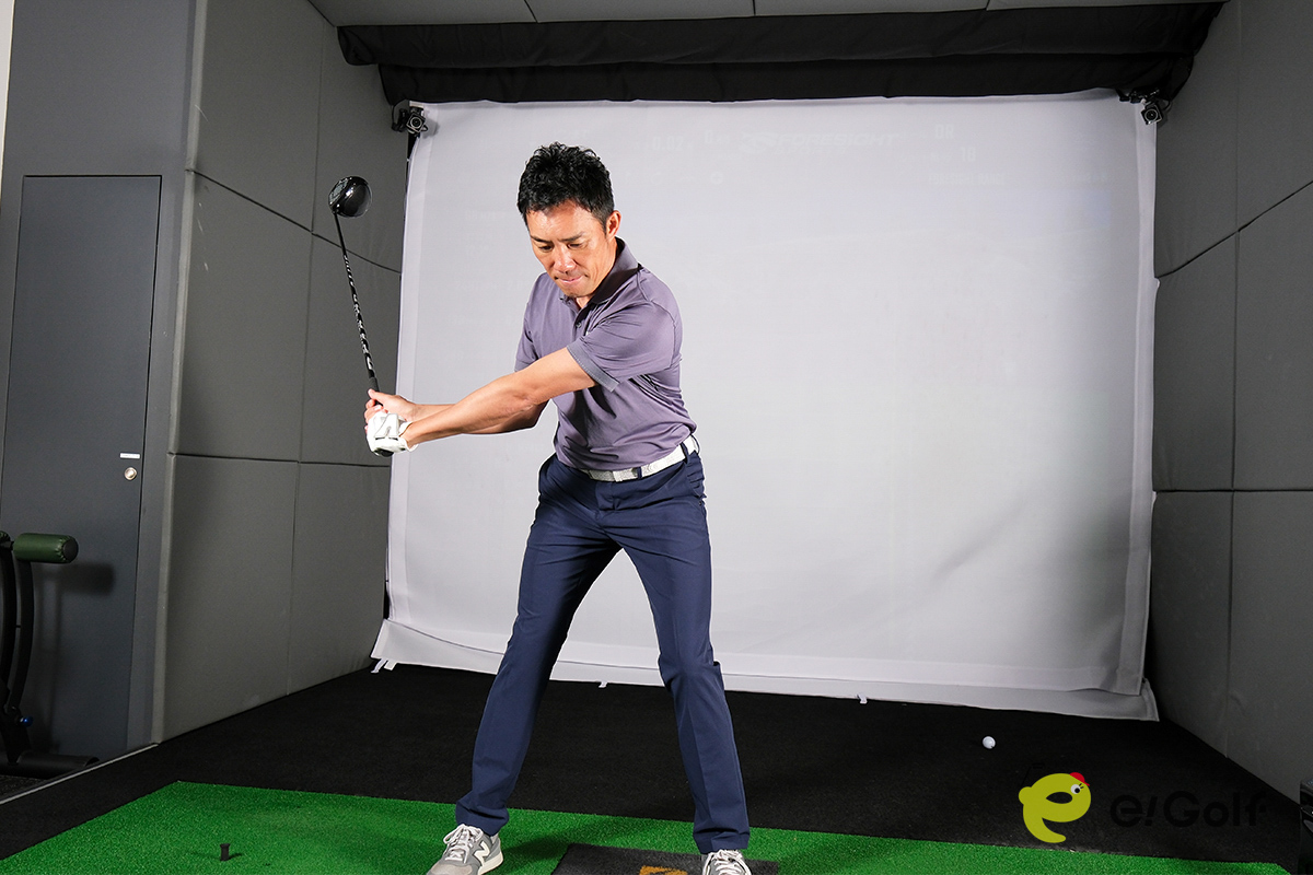 股関節が使えないとヒザや肩が動いて、軸が左右にブレてしまう。そのため、飛距離と方向性を損なうばかりか、体に負担がかかってけがにつながる恐れもある