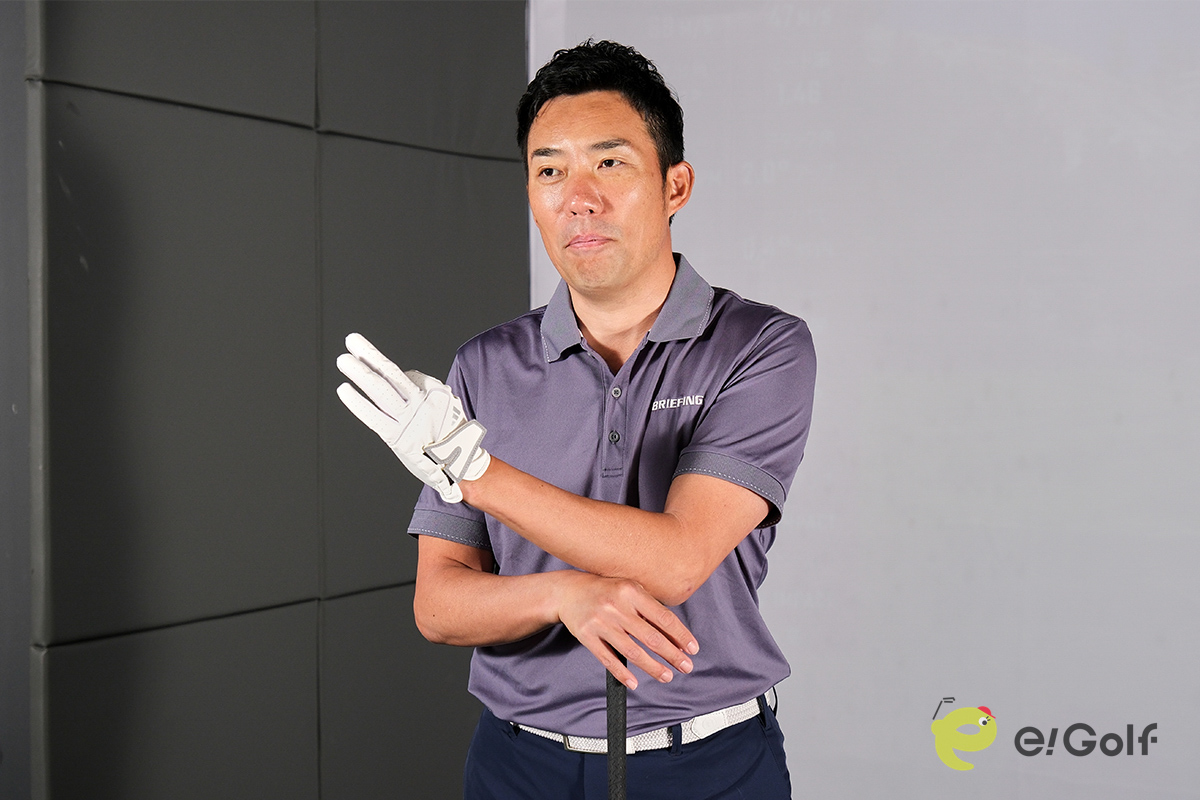 股関節が使えないとヒザや肩が動いて、軸が左右にブレてしまう。そのため、飛距離と方向性を損なうばかりか、体に負担がかかってけがにつながる恐れもある