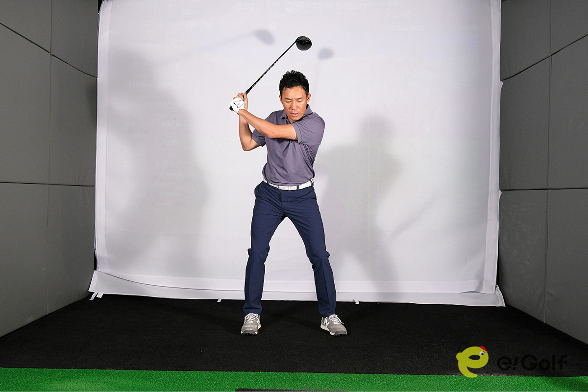 股関節が使えないとヒザや肩が動いて、軸が左右にブレてしまう。そのため、飛距離と方向性を損なうばかりか、体に負担がかかってけがにつながる恐れもある