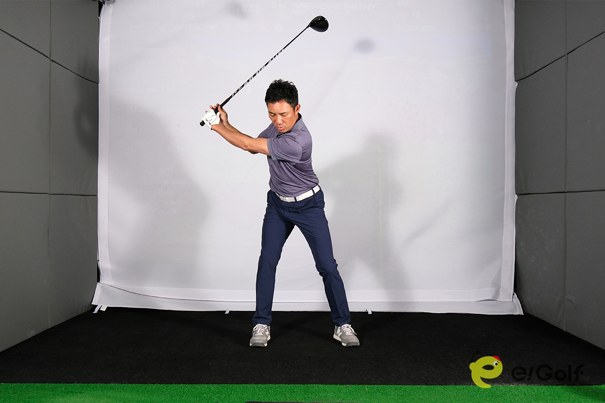 股関節が使えないとヒザや肩が動いて、軸が左右にブレてしまう。そのため、飛距離と方向性を損なうばかりか、体に負担がかかってけがにつながる恐れもある