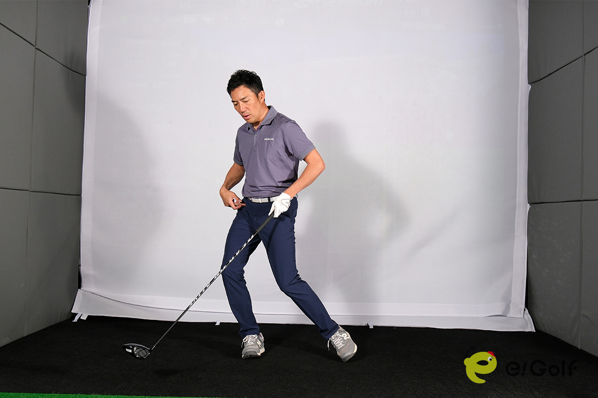 股関節が使えないとヒザや肩が動いて、軸が左右にブレてしまう。そのため、飛距離と方向性を損なうばかりか、体に負担がかかってけがにつながる恐れもある