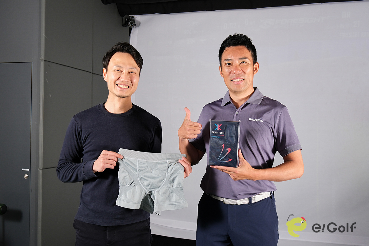 今回「デリットテック」の効果を体感した e!golfスタッフ「T」（左）と植村啓太コーチ（右）