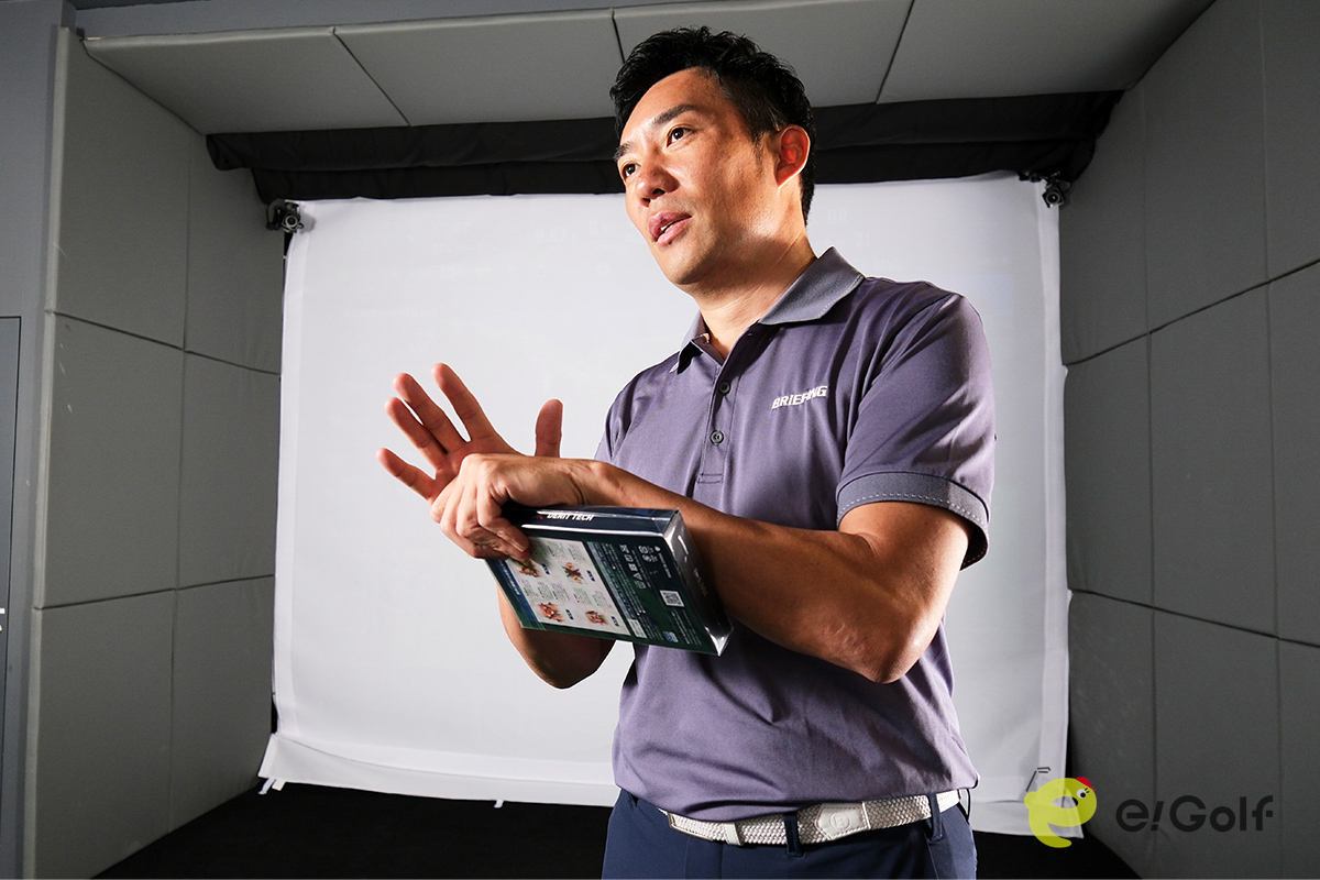 「GCクワッド」を使ってドライバーの飛距離を計測。着用前は270ヤード前後だった飛距離が、一気に280ヤード近くまでアップ。「体の痛みがなくなって、すごく振れる感じがします」と植村コーチ