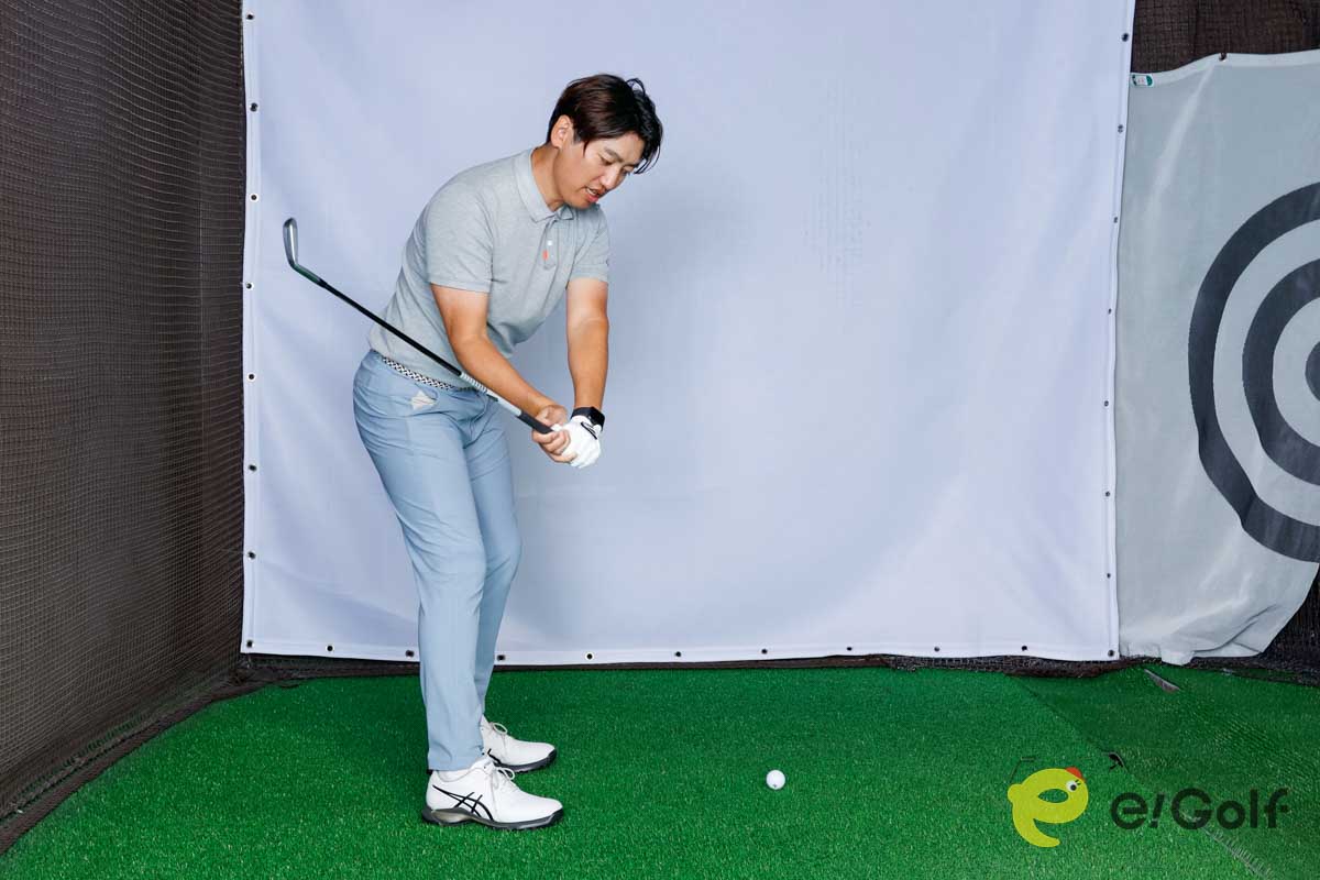 スライスで悩んでいる人は、切り返しで腰を平行移動させる。トップの位置に頭を残し、飛球線後方に胸を向けたまま腰を平行移動させると球がつかまりやすい