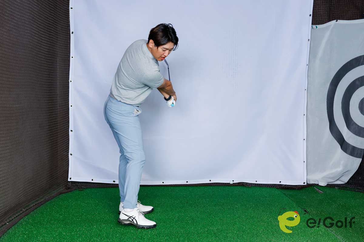 スライスで悩んでいる人は、切り返しで腰を平行移動させる。トップの位置に頭を残し、飛球線後方に胸を向けたまま腰を平行移動させると球がつかまりやすい