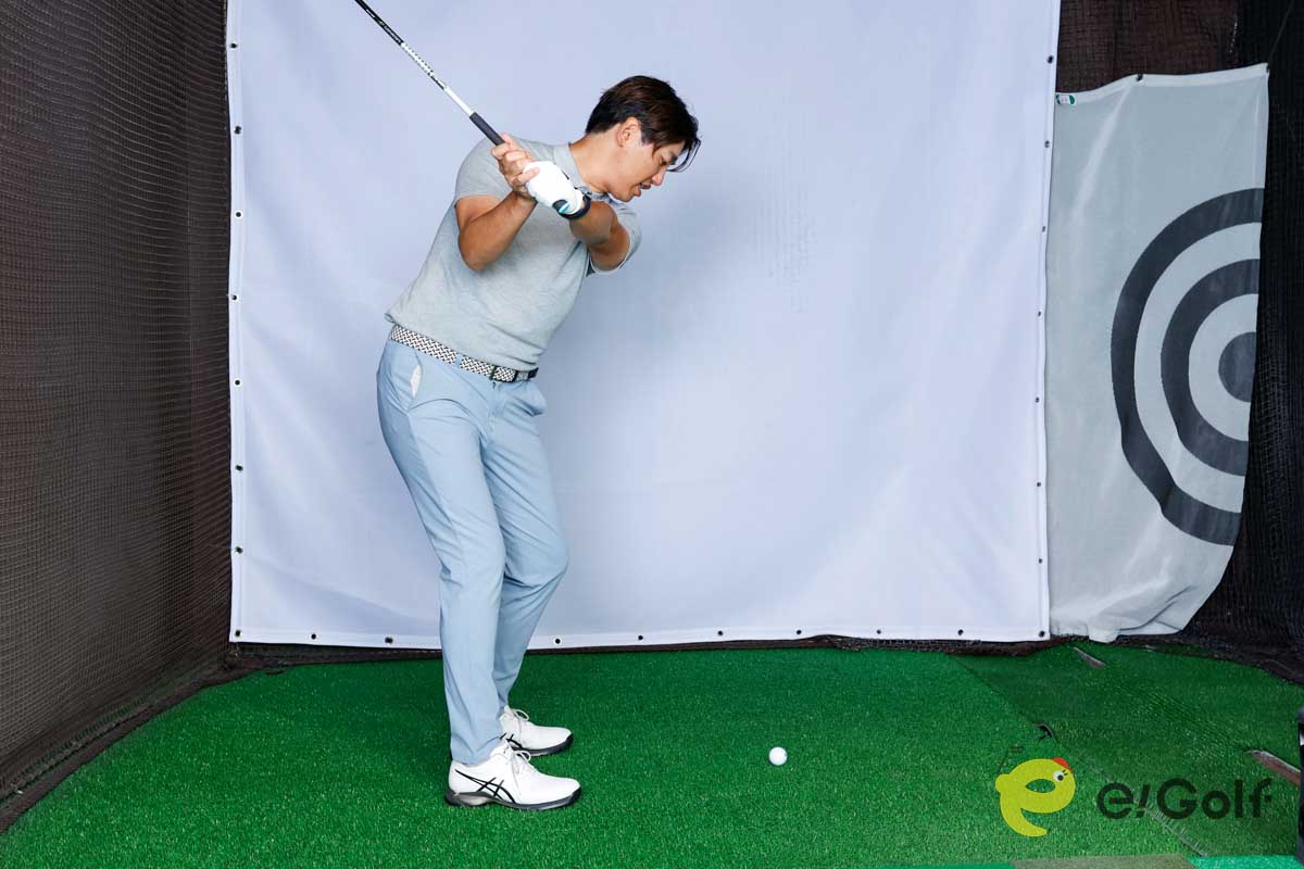 左のミスを消したい人、フェードヒッターは左腰を低く、右腰を高く使って切り返し。スイング軸を垂直に保ったまま腰を回転させると、フェースローテーションを抑えたスイングができる