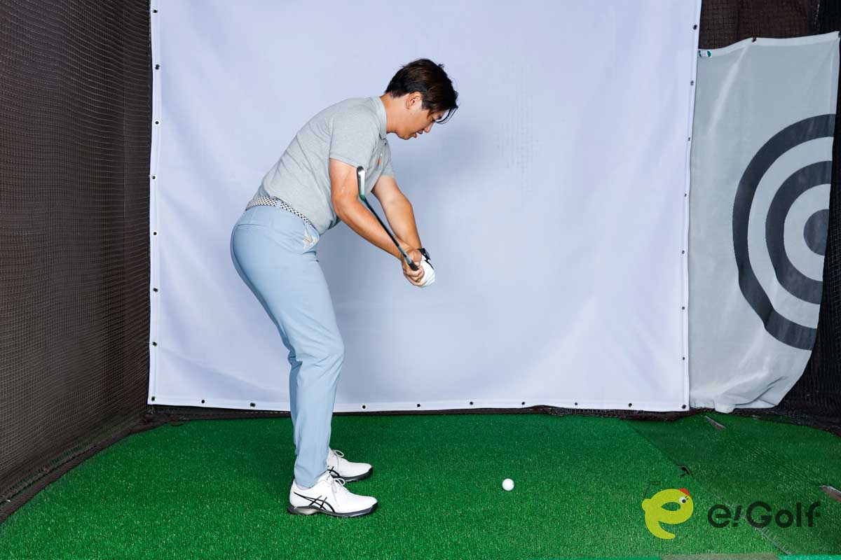 左のミスを消したい人、フェードヒッターは左腰を低く、右腰を高く使って切り返し。スイング軸を垂直に保ったまま腰を回転させると、フェースローテーションを抑えたスイングができる