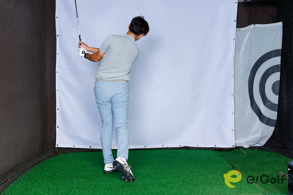 左のミスを消したい人、フェードヒッターは左腰を低く、右腰を高く使って切り返し。スイング軸を垂直に保ったまま腰を回転させると、フェースローテーションを抑えたスイングができる