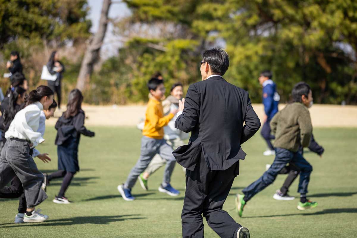 卒業記念イベントを楽しむ浜須賀小の児童たち　写真：GDO提供