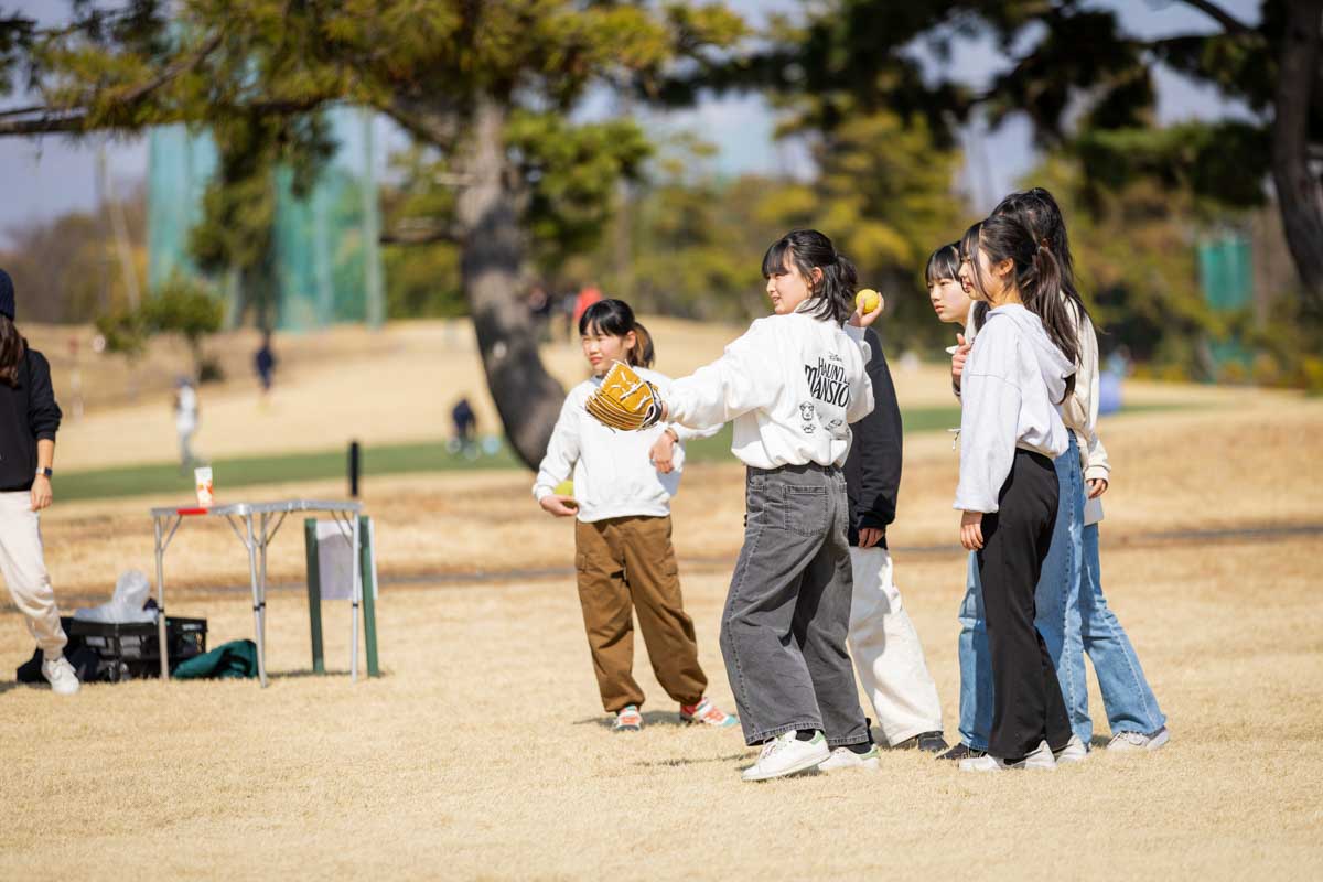 卒業記念イベントを楽しむ浜須賀小の児童たち　写真：GDO提供