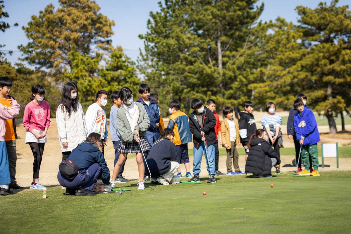 卒業記念イベントを楽しむ浜須賀小の児童たち　写真：GDO提供