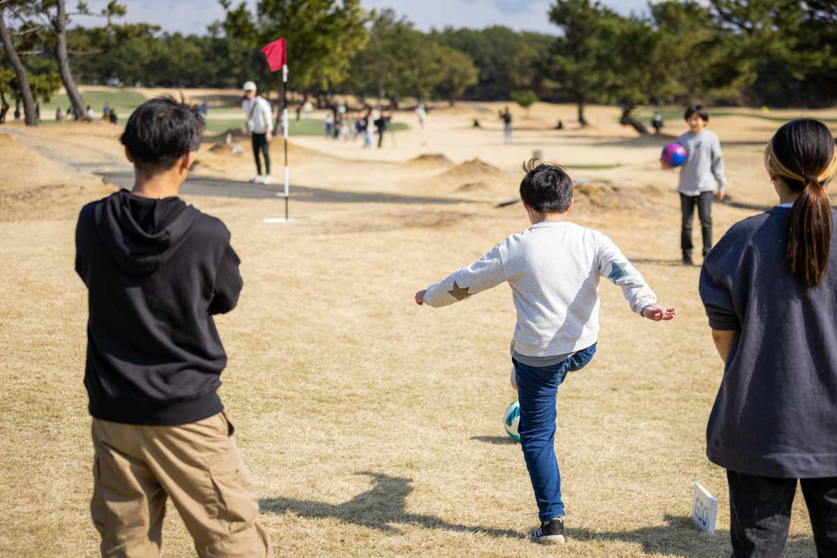 卒業記念イベントを楽しむ浜須賀小の児童たち　写真：GDO提供