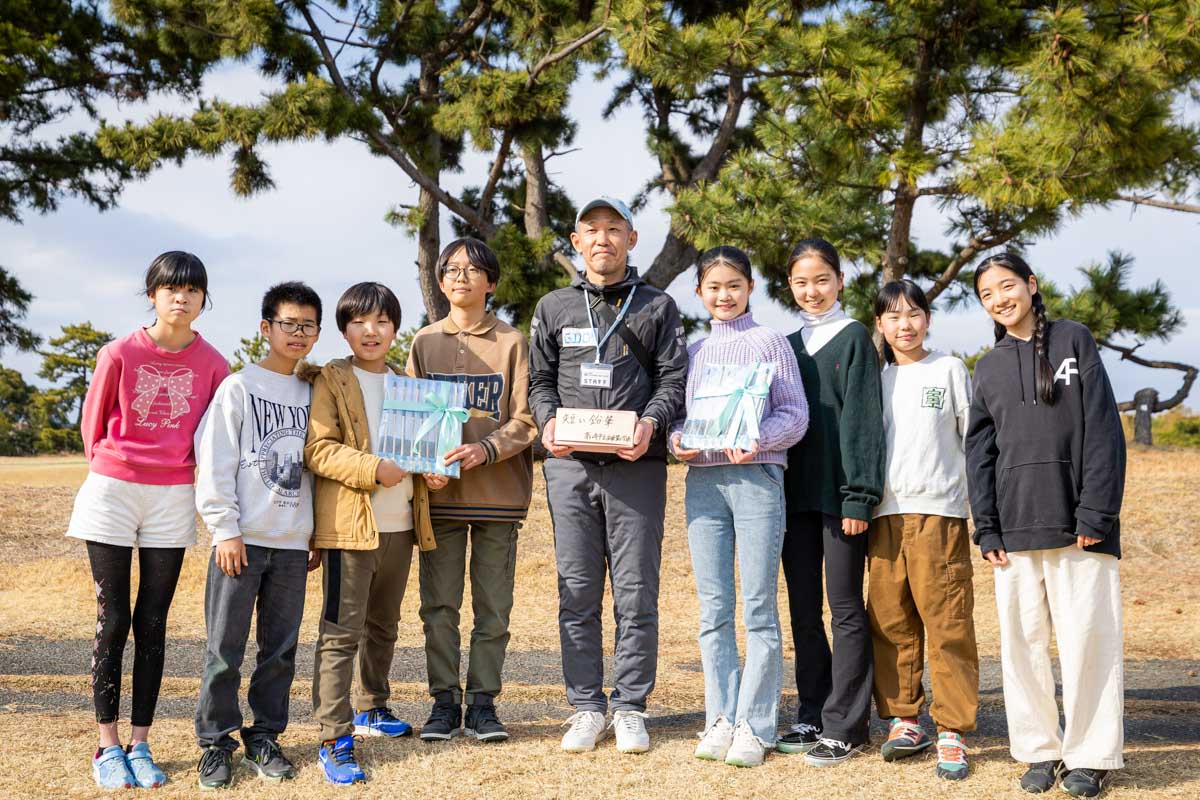 卒業記念イベントを楽しむ浜須賀小の児童たち　写真：GDO提供