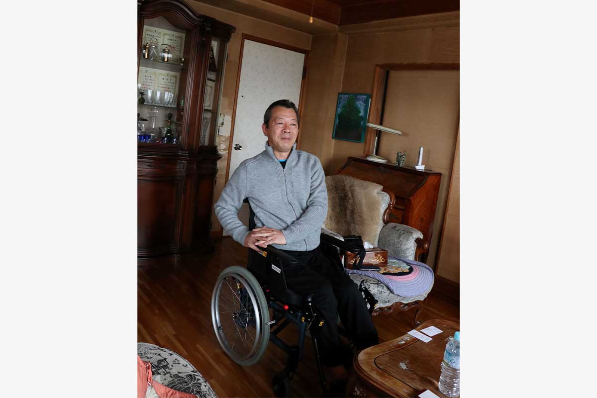 自宅でインタビューに応じてくれた阿部進さん　写真：清流舎