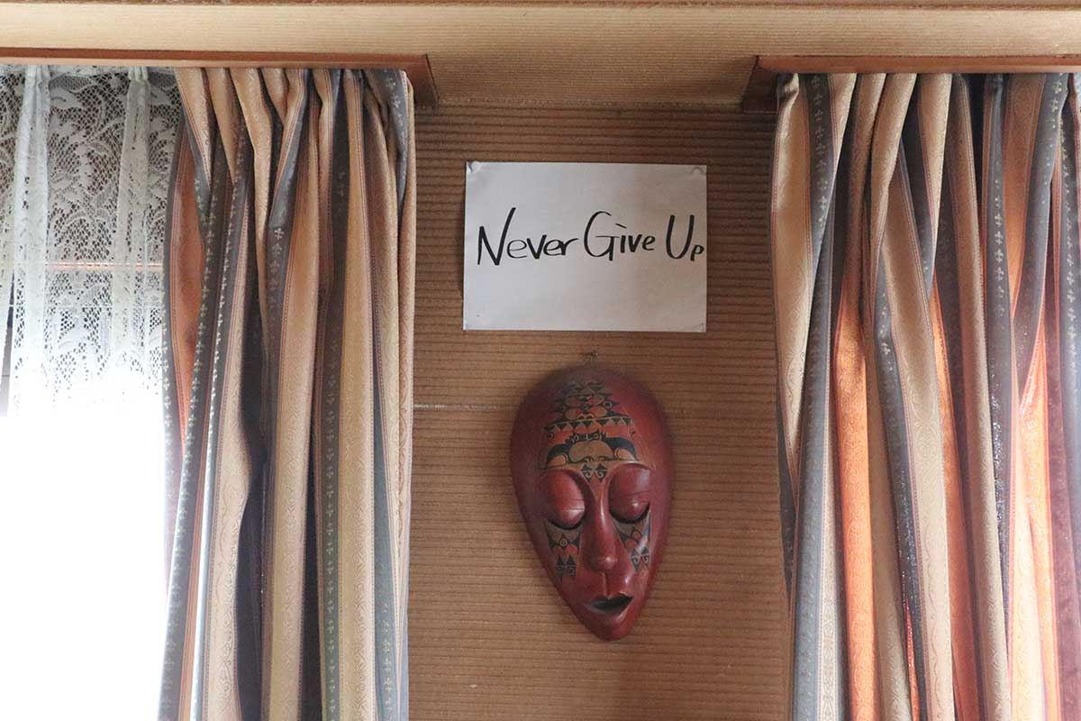 「Never Give Up」。壁に掛けられたその言葉は、阿部進さんの生き方そのものでした　写真：清流舎