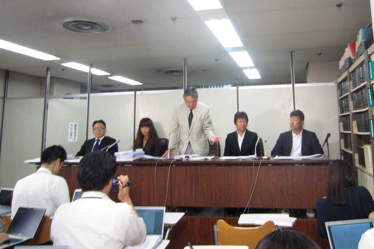 2017年7月6日に司法記者クラブで記者会見を行った今西圭介さん、西村國彦弁護士ら　写真：清流舎
