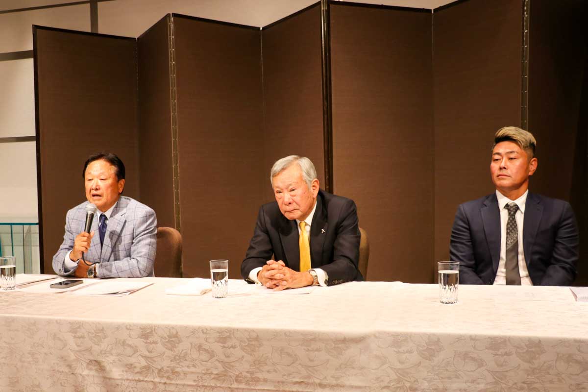 質問に答える倉本副会長。諸星会長、谷原副会長とともに男子プロゴルフ界の再興に取り組む　写真：清流舎