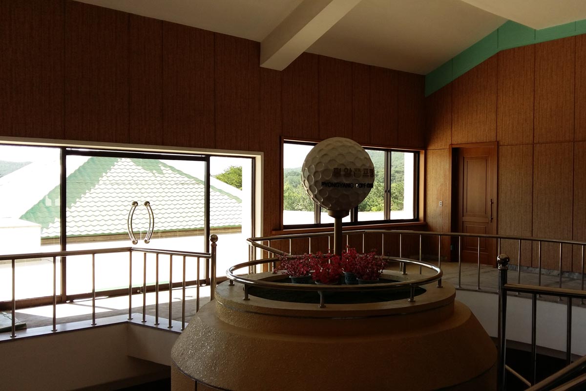 平壌ゴルフ場のクラブハウスのインテリア　写真：Topolinochamp, CC0, ウィキメディア・コモンズ経由