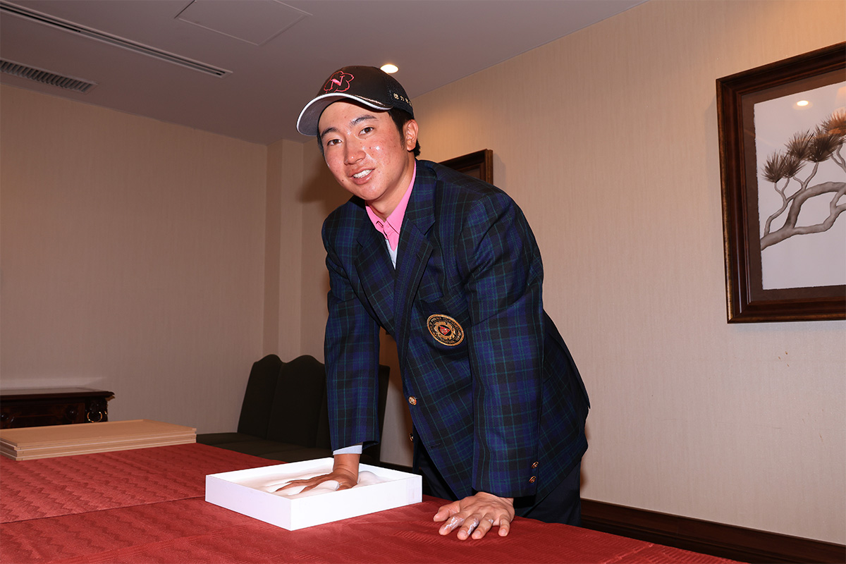 手形を押す杉浦悠太　写真：DPT提供