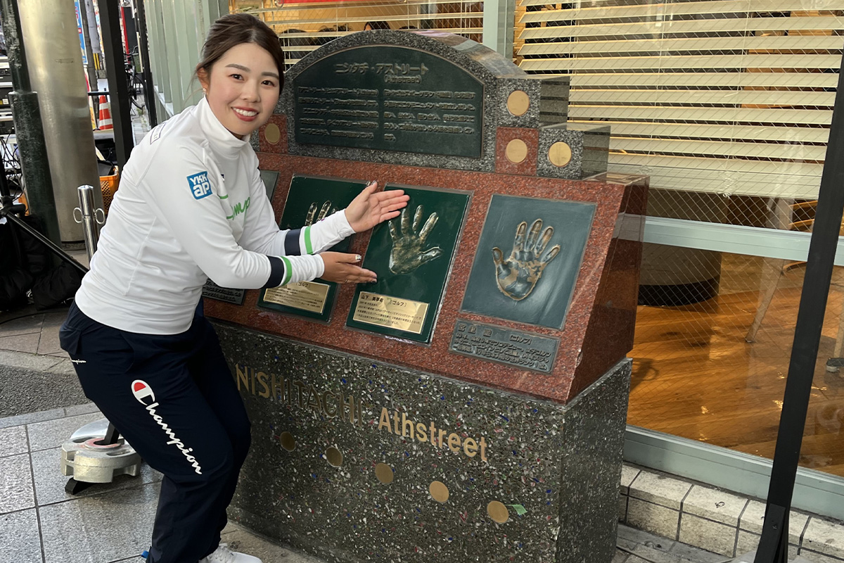 手形モニュメントの除幕式に参加した山下美夢有　写真：広報事務局提供