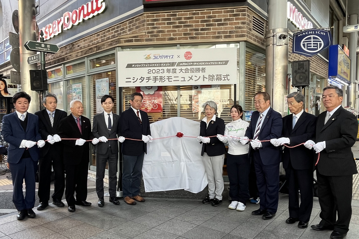 手形モニュメントの除幕式に参加した山下美夢有　写真：広報事務局提供