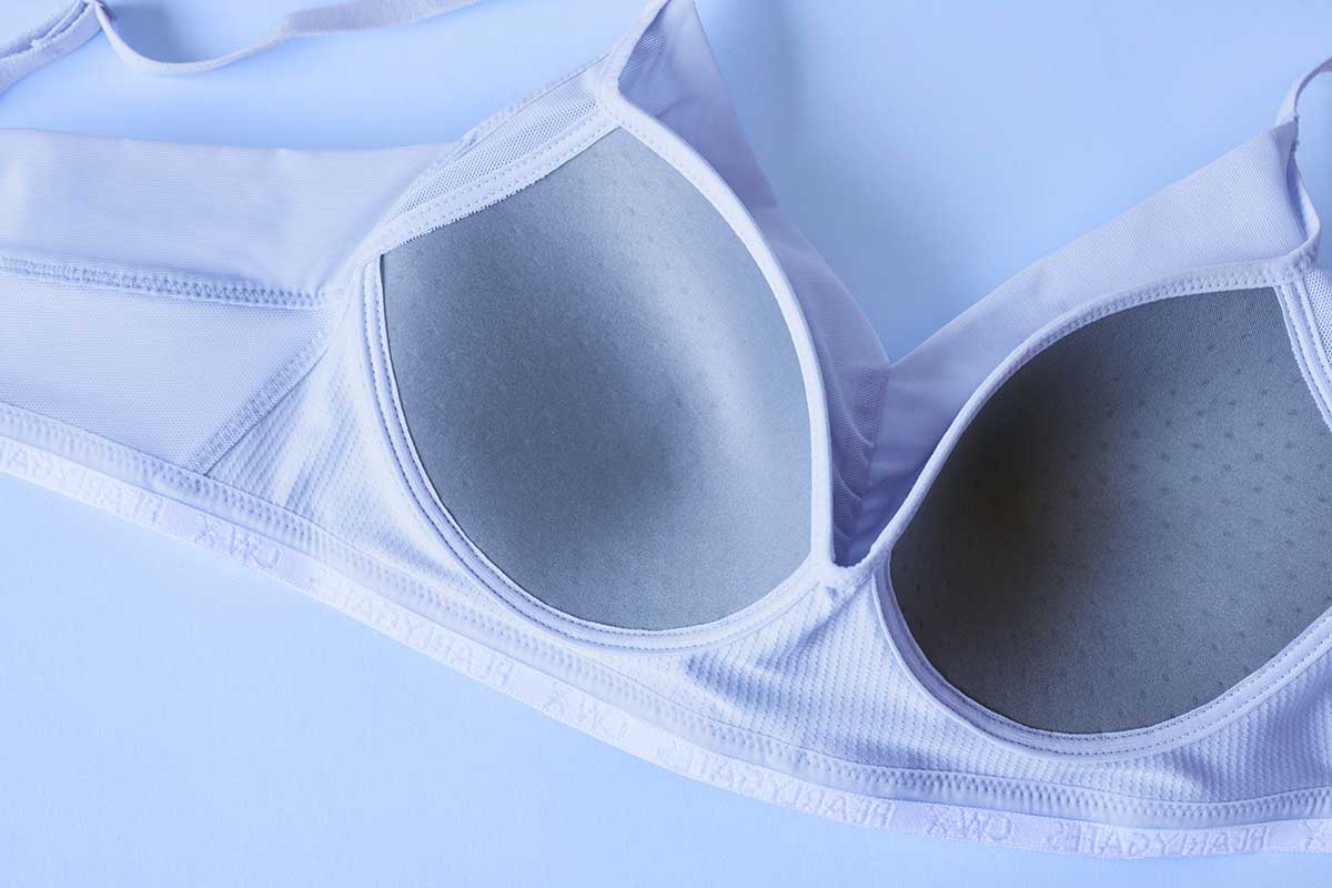 汗がたまりやすいカップ下には吸汗速乾・抗菌防臭機能を持たせている　写真：パーリーゲイツ