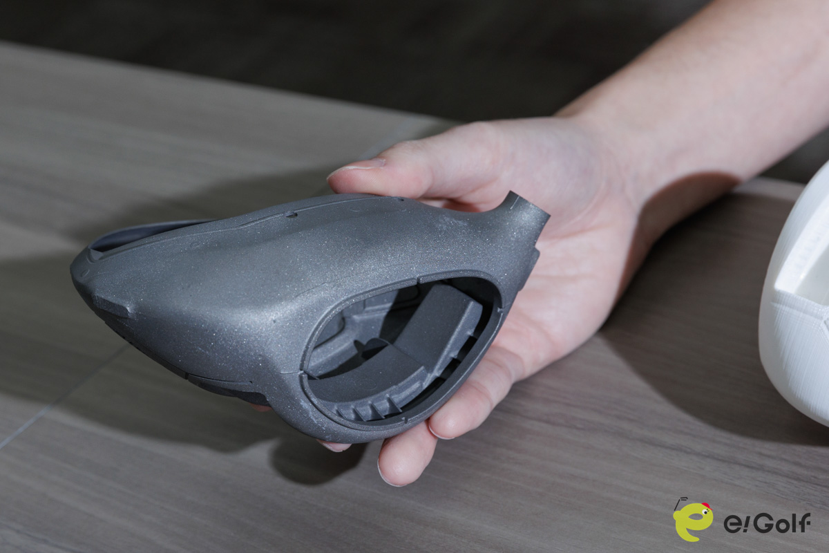 RMX VD／Rのヘッド内部構造について説明している金重氏　[写真：山上忠]　