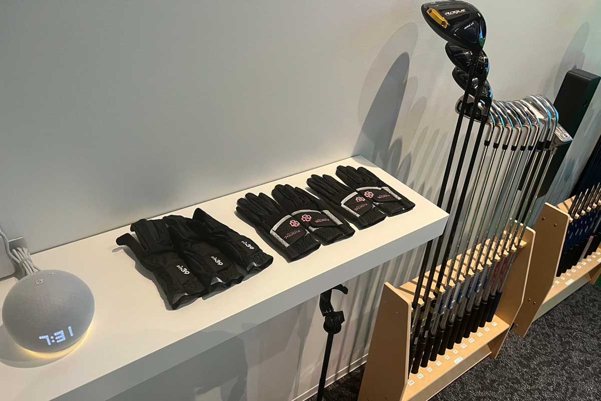 ガソリンスタンド内にオープンしたゴルフ練習場「DOOR TO GOLF ENEOS ひたち野うしく店」