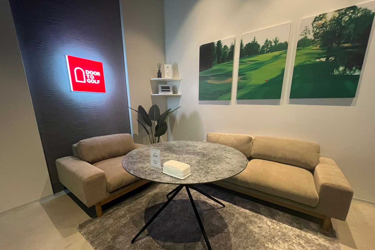 ガソリンスタンド内にオープンしたゴルフ練習場「DOOR TO GOLF ENEOS ひたち野うしく店」