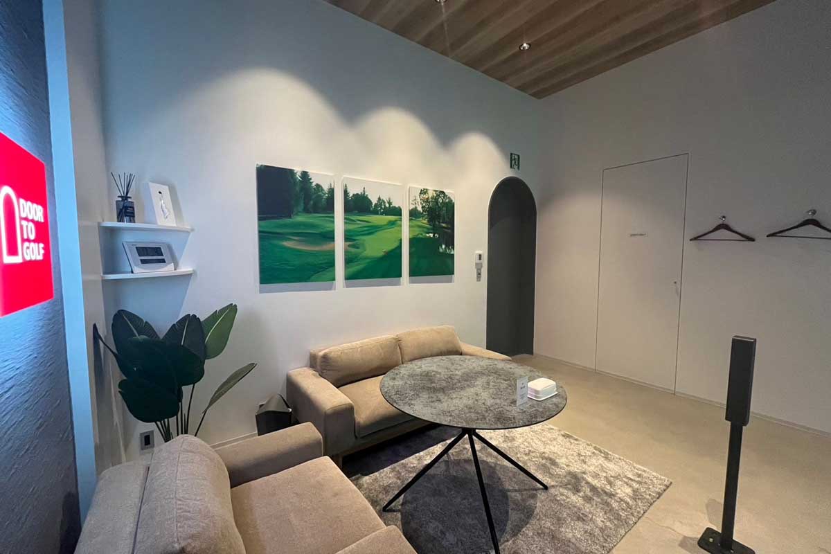 ガソリンスタンド内にオープンしたゴルフ練習場「DOOR TO GOLF ENEOS ひたち野うしく店」