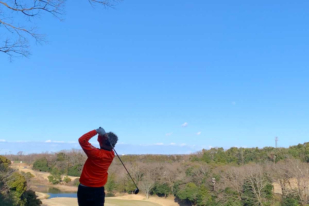 打ち下ろしホールなど、風の影響やボールの飛び方など「上空の様子」を知るためには同伴者の「ボールの飛び方」は参考になる