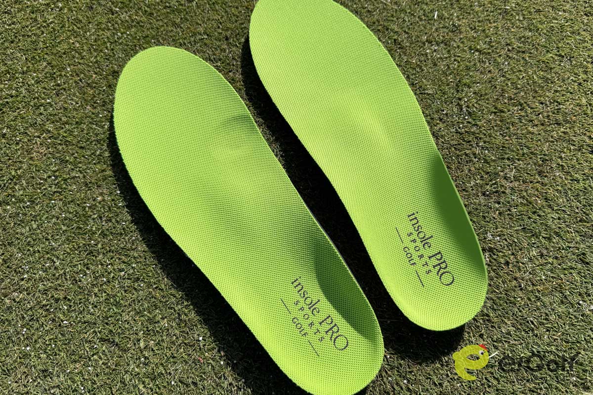 左右のインソールを並べると明らかに形状が異なることが分かる「インソールプロ・スポーツ GOLF」