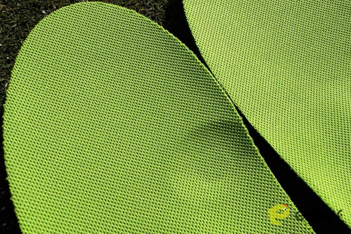 軸を安定させる効果が期待できる左足母指球付近にあるインソールのくぼみ