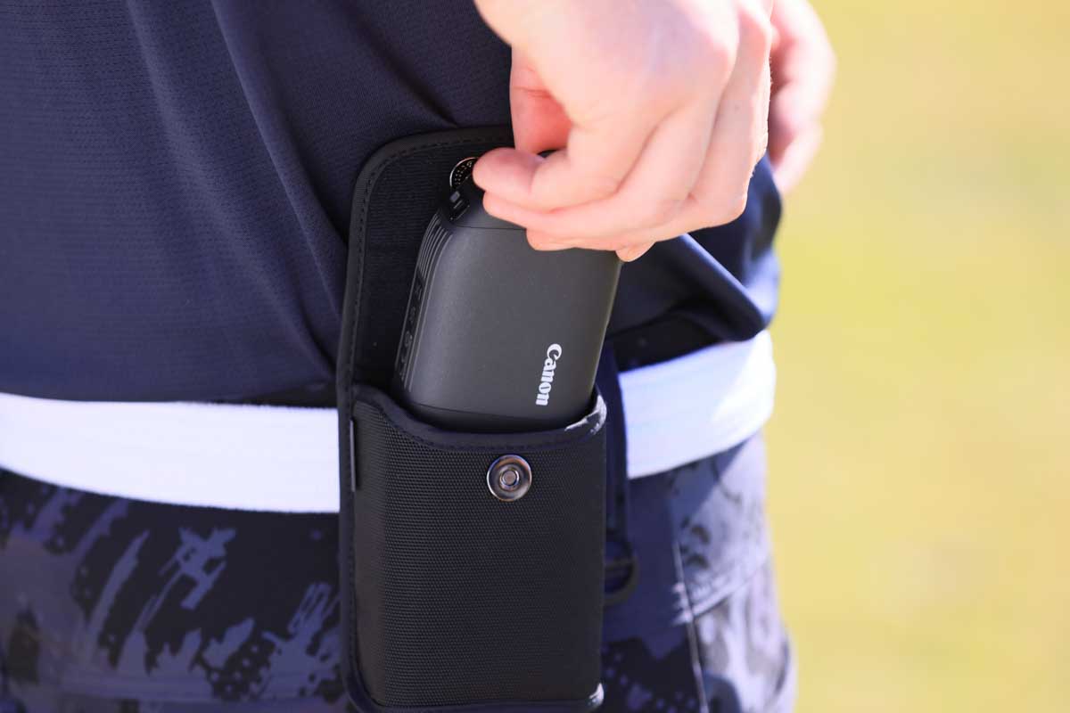 キヤノンが発表したレーザー距離計「PowerShot GOLF」の専用ケース使用イメージ