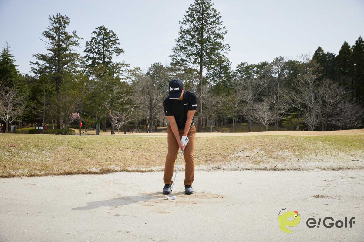 スタンスは狭め、手元は高めにセット。コックを使わずスイングしてヘッドを低く動かす