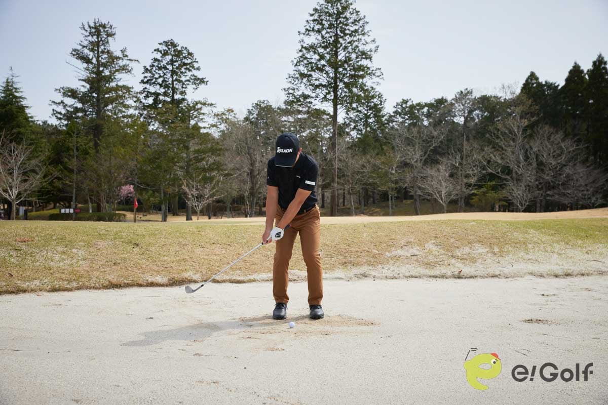 スタンスは狭め、手元は高めにセット。コックを使わずスイングしてヘッドを低く動かす