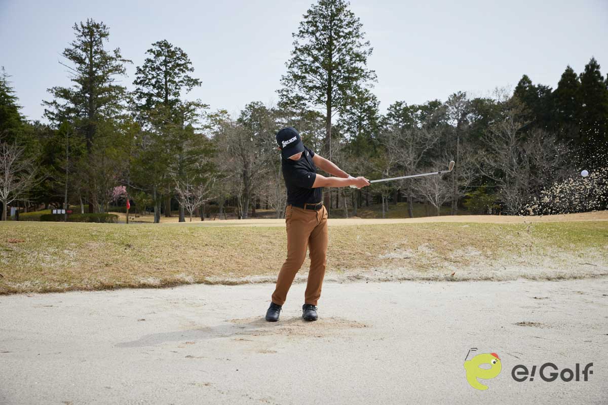 スタンスは狭め、手元は高めにセット。コックを使わずスイングしてヘッドを低く動かす