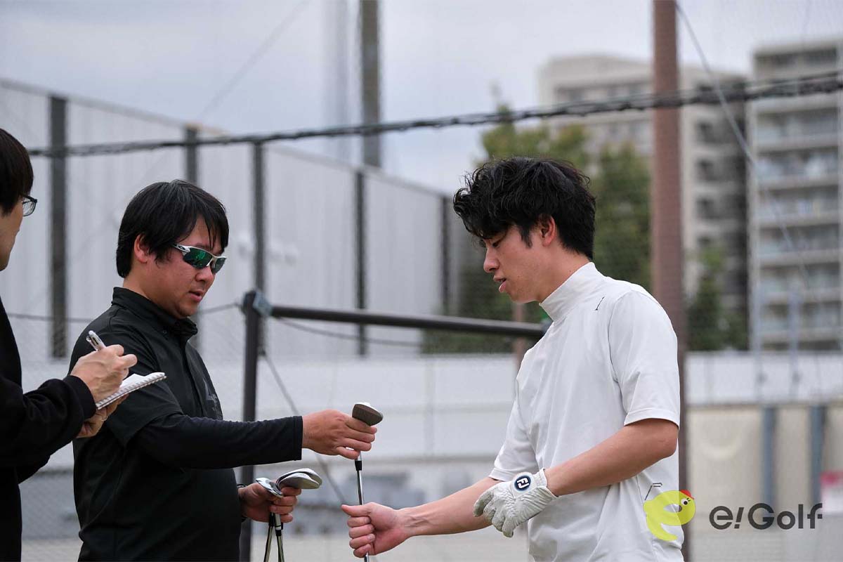 フォーティーンのウェッジをフィッティングするルイゴルフさん