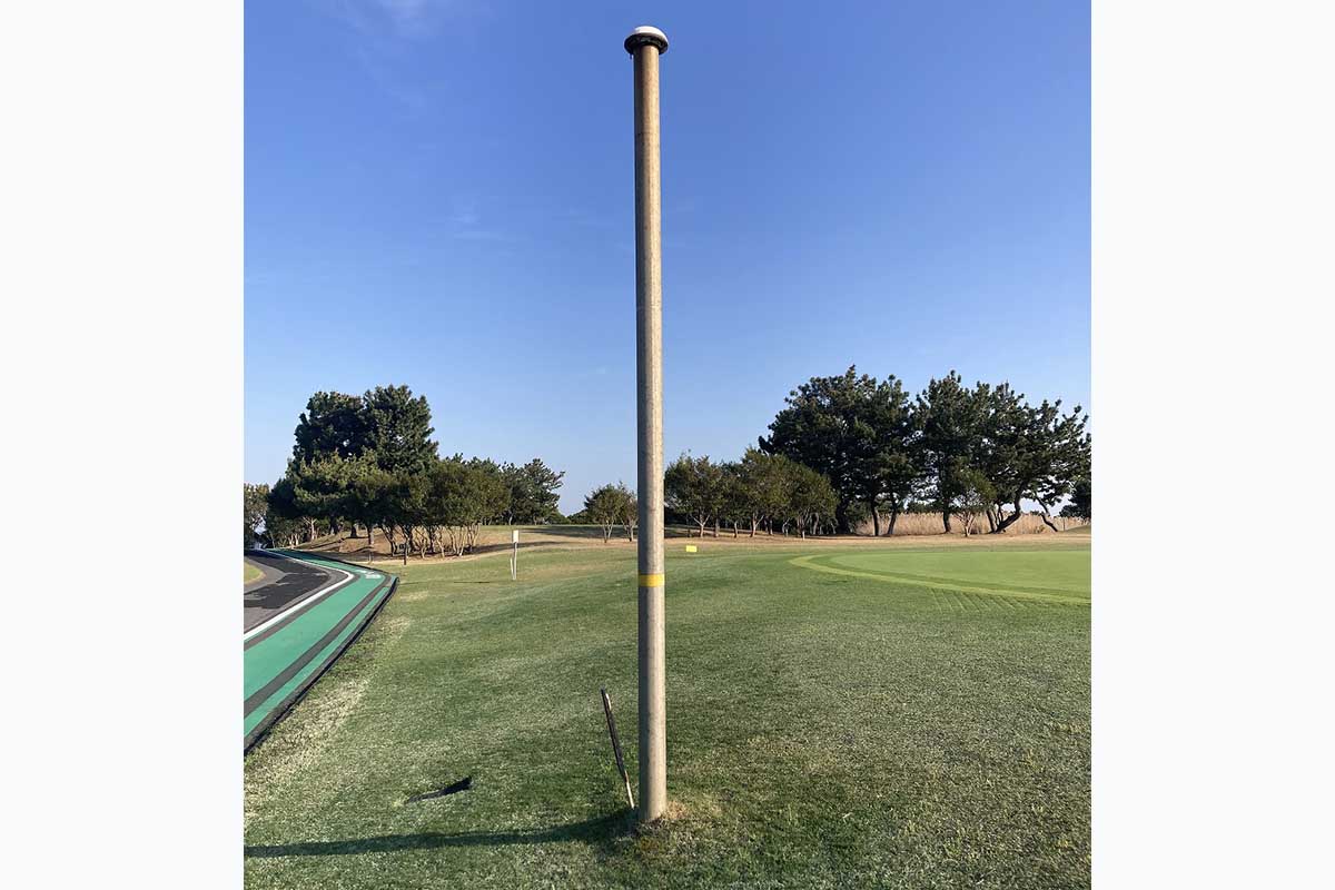 若洲ゴルフリンクスの随所に突き出る放散管　写真提供：若洲公園管理事務所