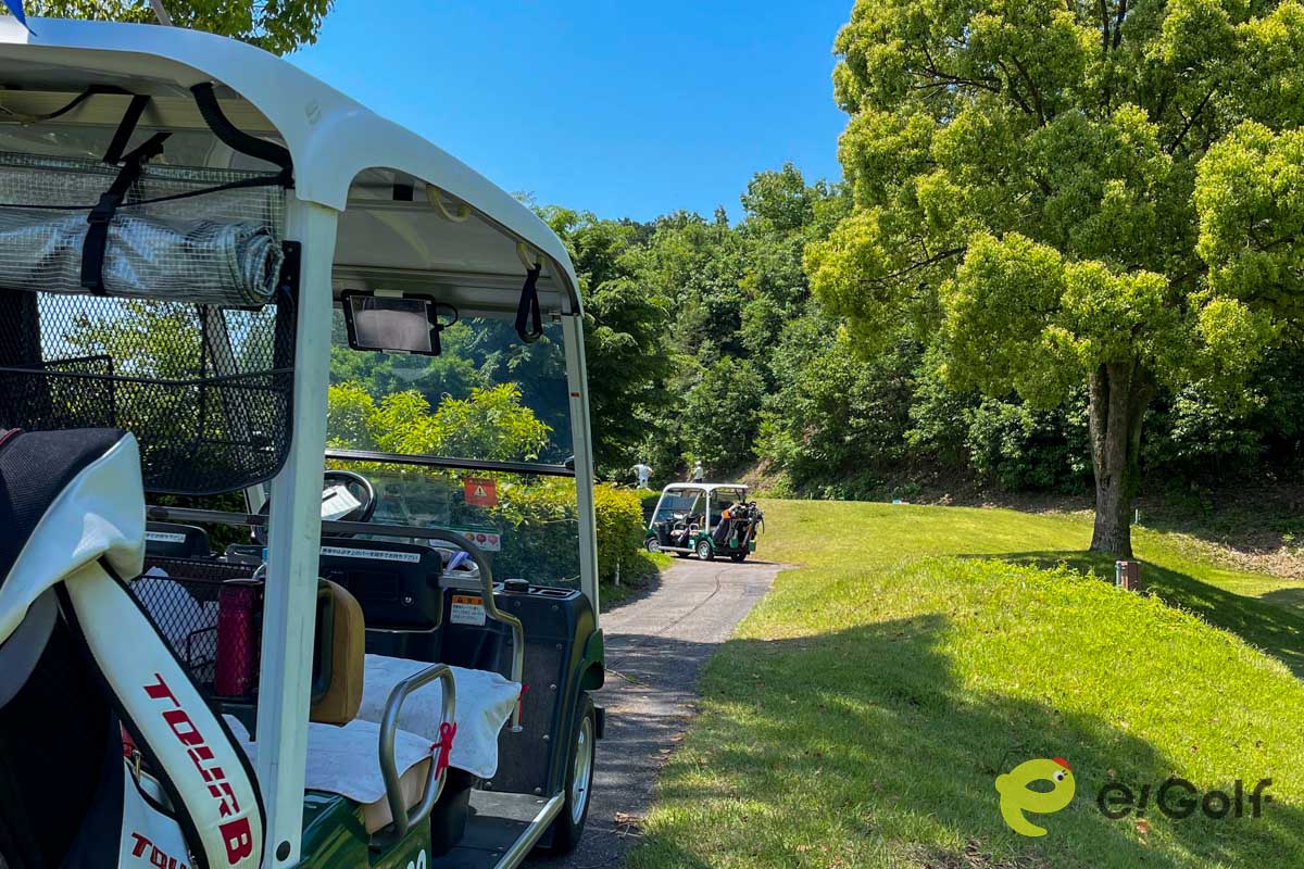 最低でもカート3～4台分の距離をとったところに停めて乗ったまま待機