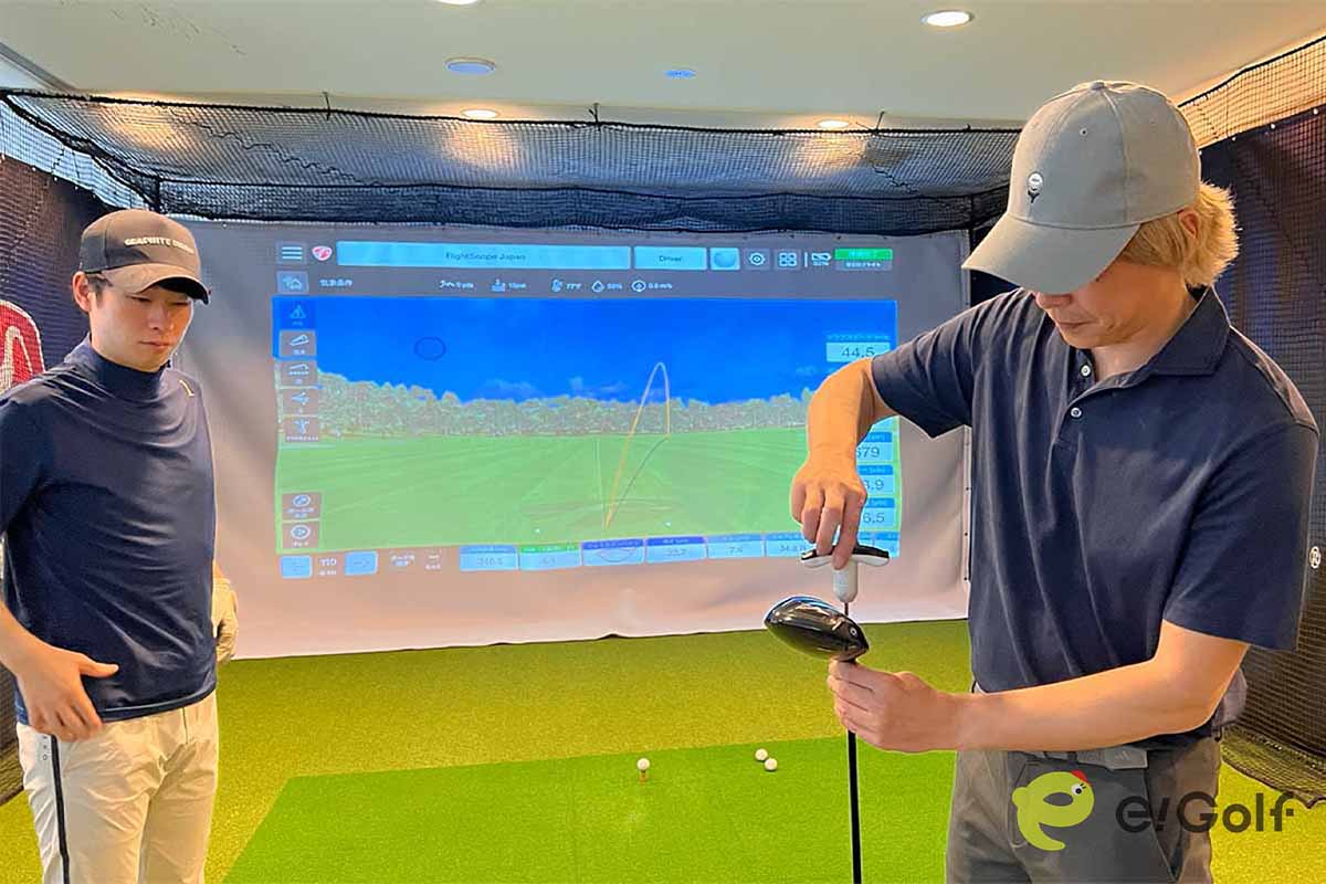 ルイゴルフさんがミズノのドライバー「ST230シリーズ」を試打する様子