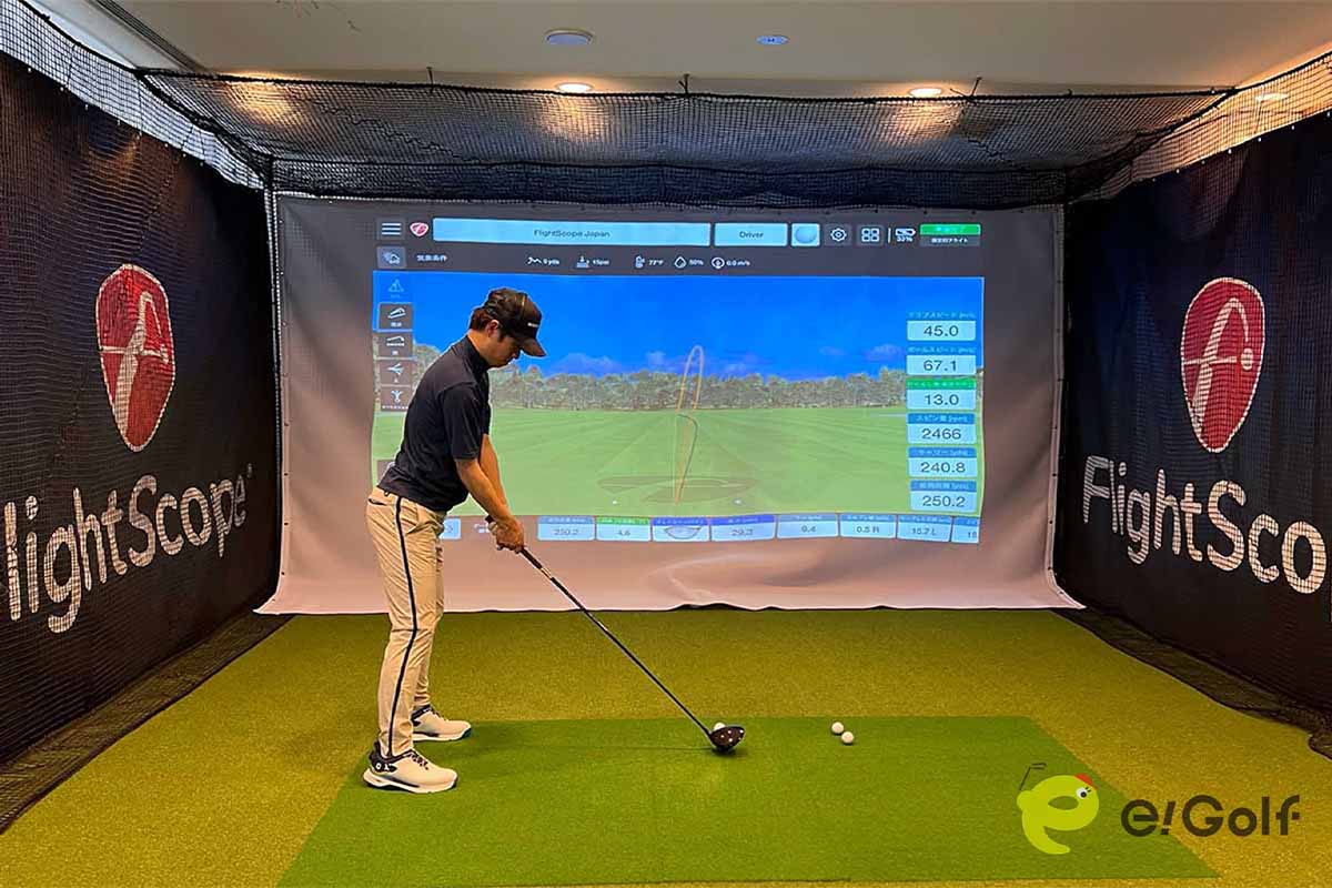 ルイゴルフさんがミズノのドライバー「ST230シリーズ」を試打する様子