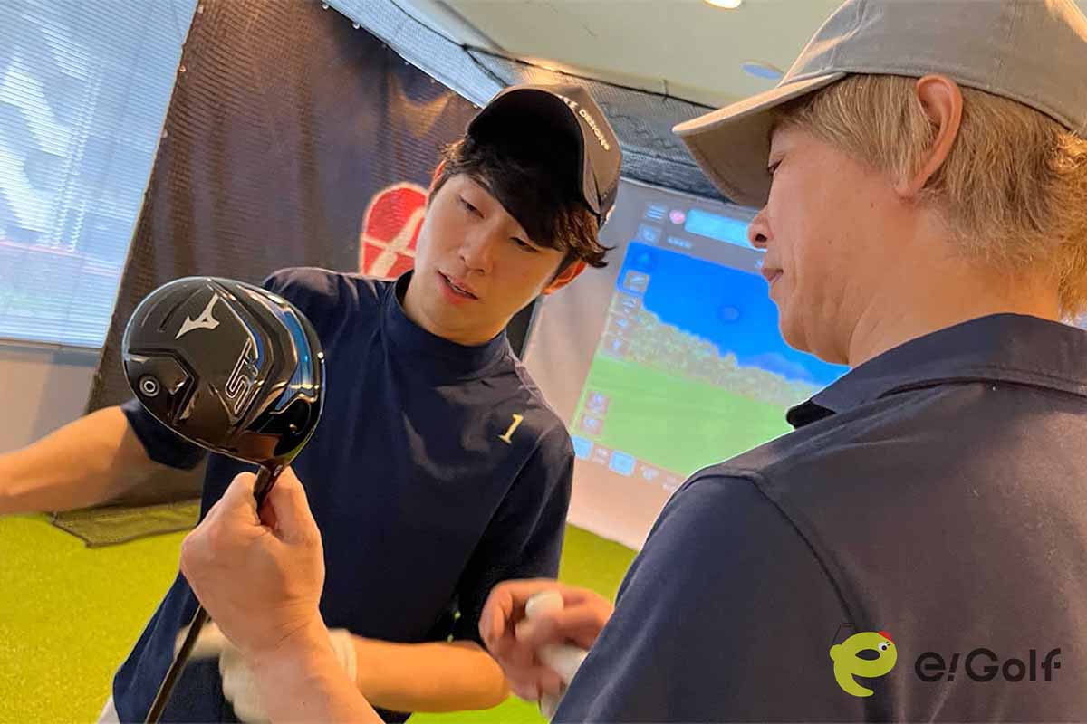 ルイゴルフさんがミズノのドライバー「ST230シリーズ」を試打する様子