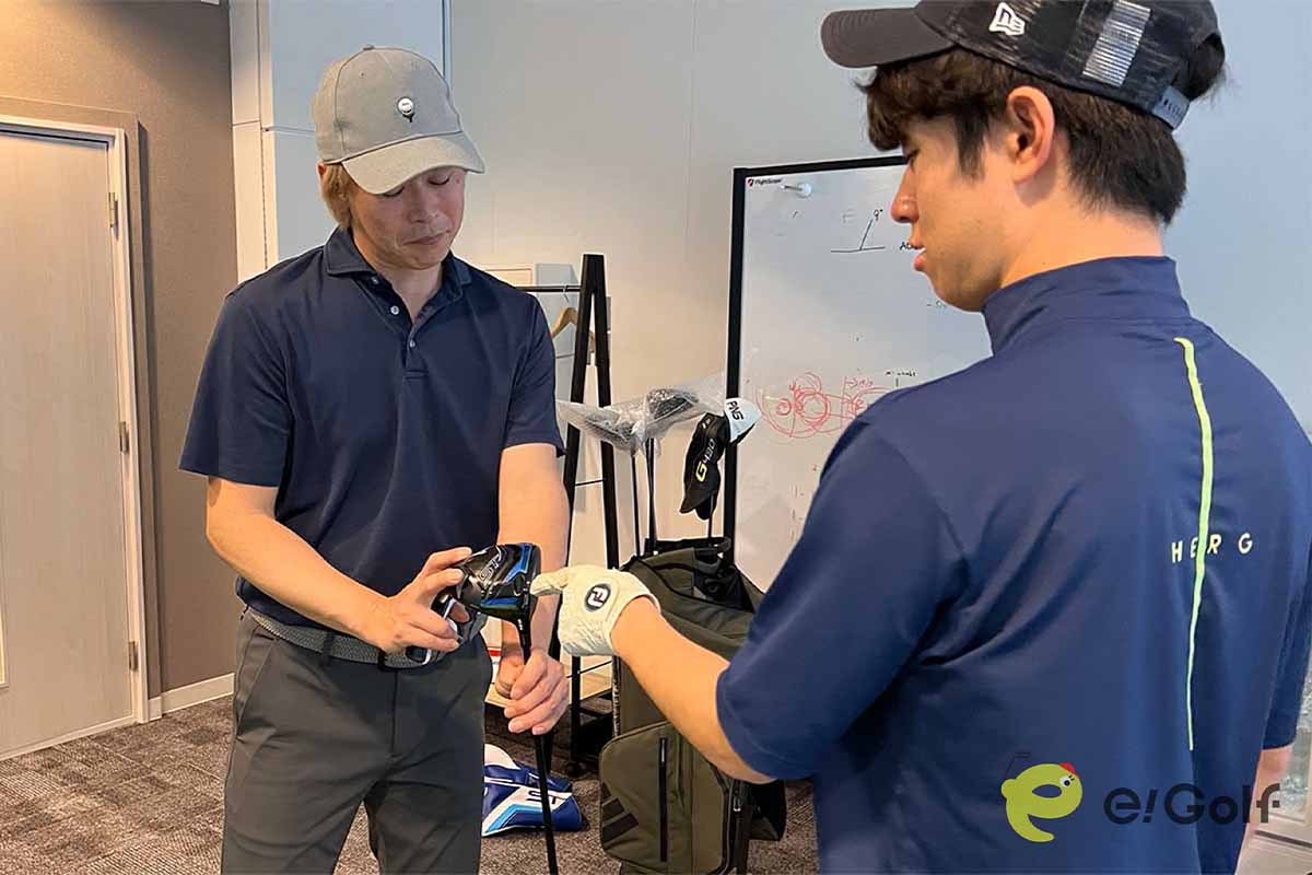 ルイゴルフさんがミズノのドライバー「ST230シリーズ」を試打する様子