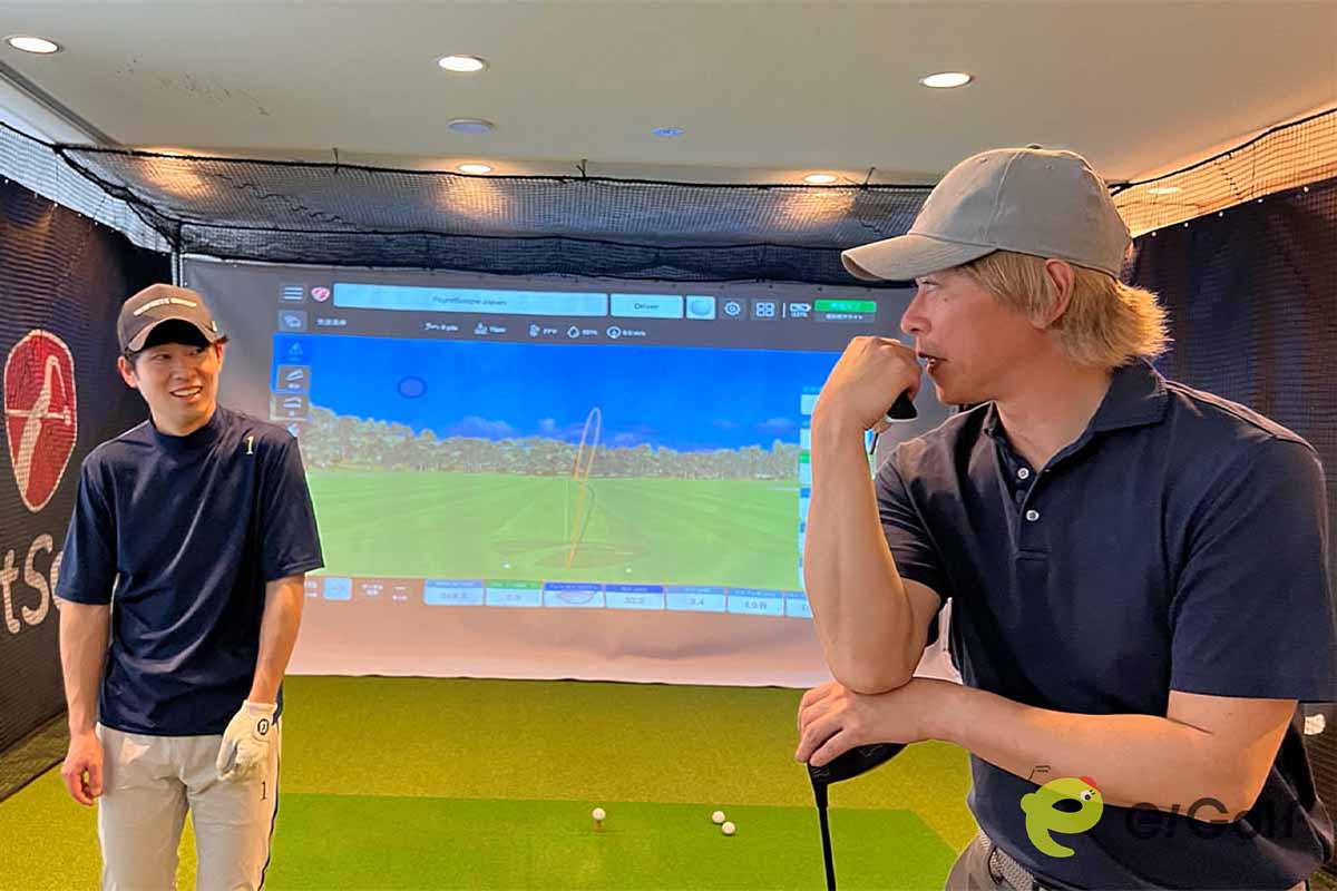 ルイゴルフさんがミズノのドライバー「ST230シリーズ」を試打する様子