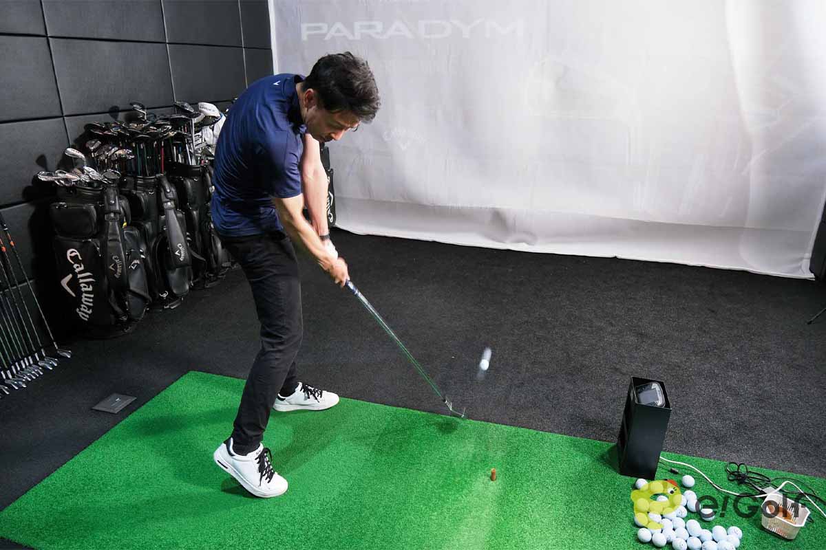 アイアンのフィッティングを行うTさん