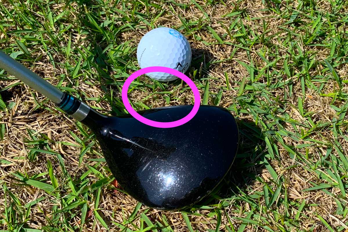 ボールの「ちょっと後ろ」にクラブを置いてみると、インパクトで「芝が挟まる」密集度とミスの予想ができる