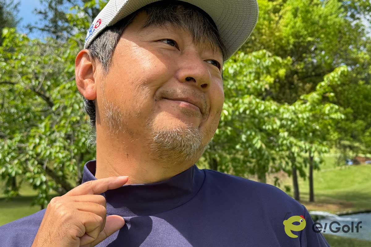 首回りは少し余裕のあるデザイン。フィットしすぎていないので心地いい